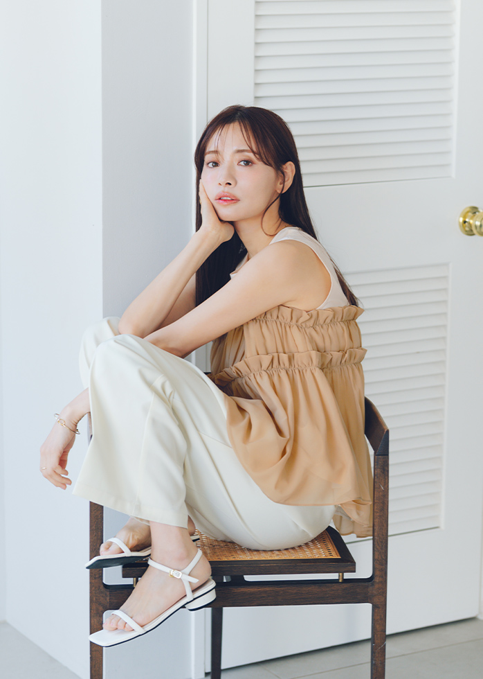 赤埴奈津子さんブラウスベージュ着用