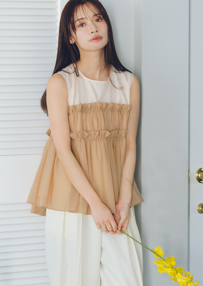 赤埴奈津子さんブラウスベージュ着用