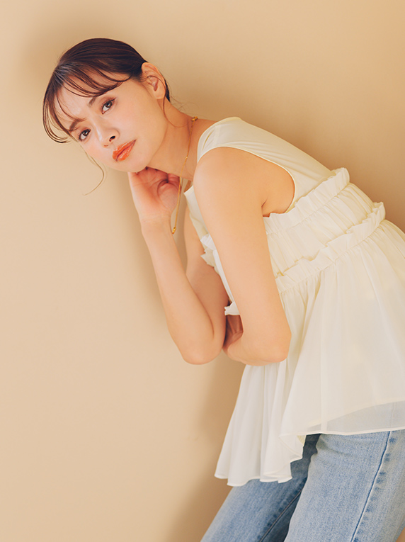 赤埴奈津子さんブラウスアイボリー着用