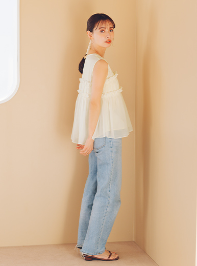 赤埴奈津子さんブラウスアイボリー着用