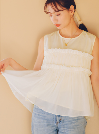 赤埴奈津子さんブラウスアイボリー着用