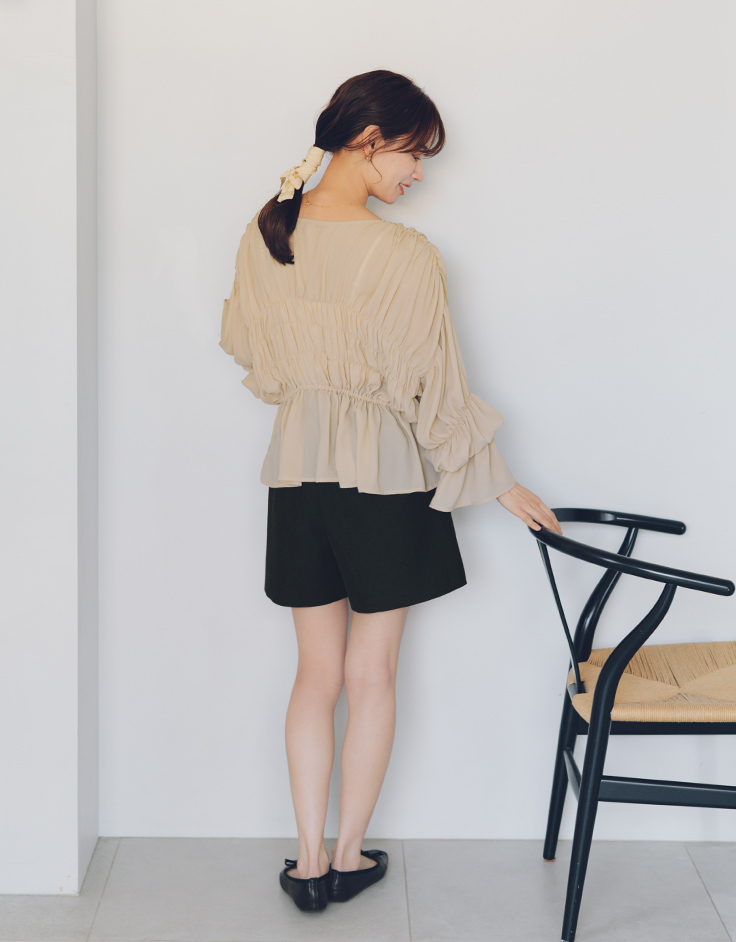 赤埴奈津子さんブラウスベージュ着用