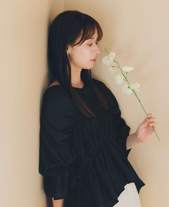赤埴奈津子さんブラウスブラック着用