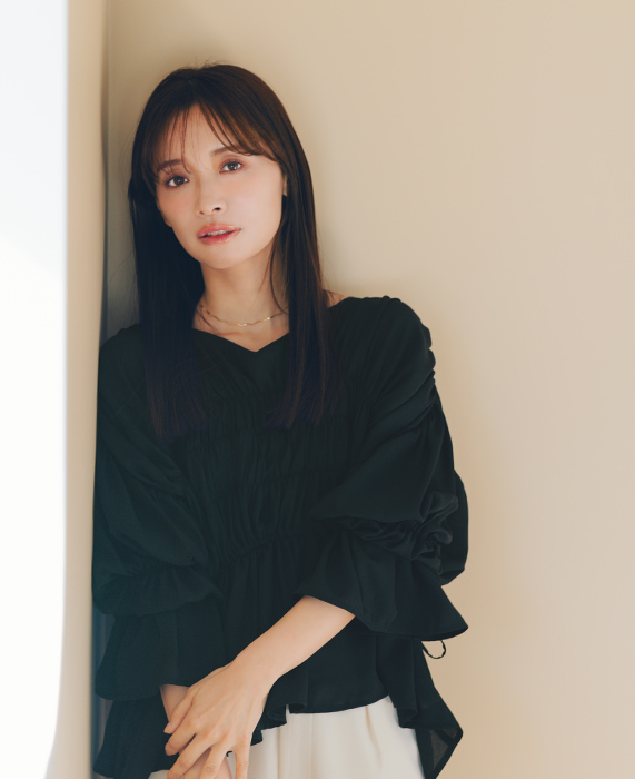 赤埴奈津子さんブラウスブラック着用