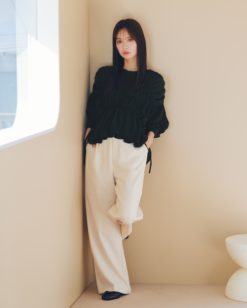 赤埴奈津子さんブラウスブラック着用