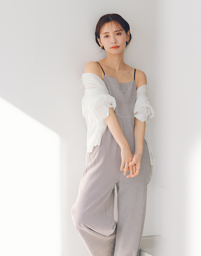 赤埴奈津子さんオールインワンブラウン着用