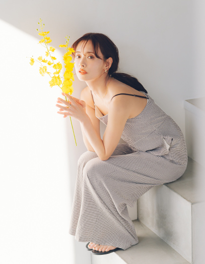 赤埴奈津子さんオールインワンブラウン着用