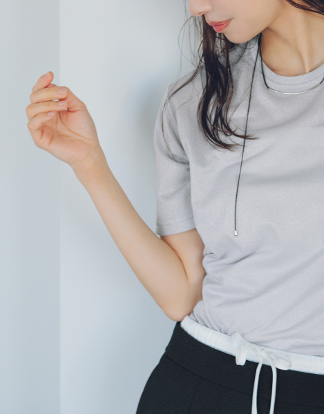 赤埴奈津子さんブラウスホワイト着用