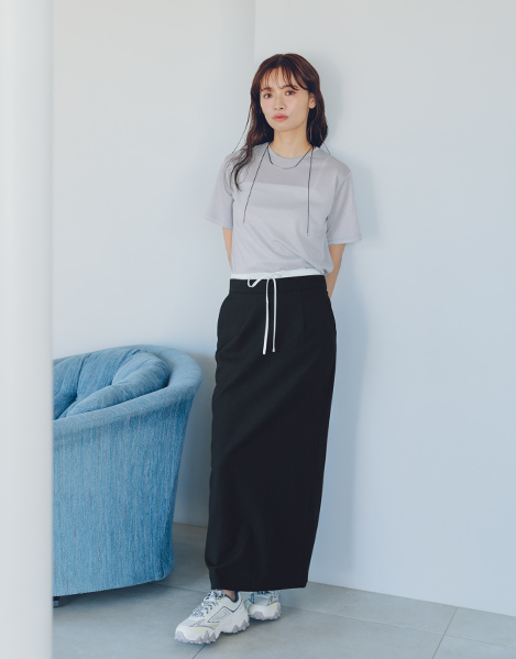 赤埴奈津子さんブラウスホワイト着用