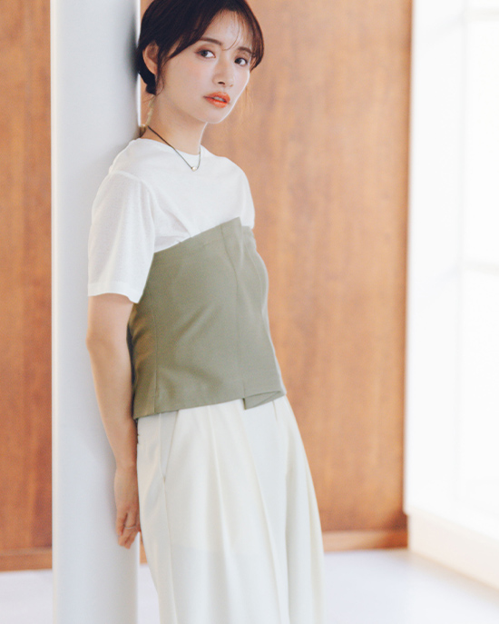 赤埴奈津子さんTシャツオフホワイト着用