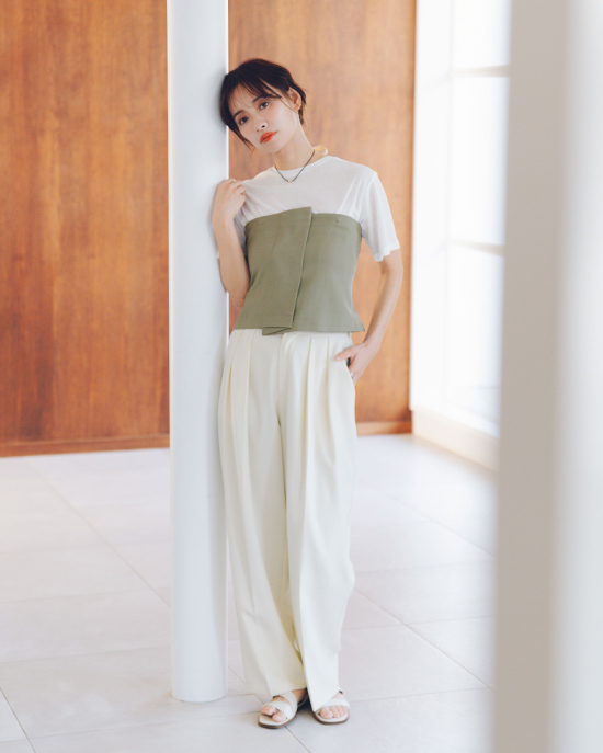 赤埴奈津子さんTシャツオフホワイト着用