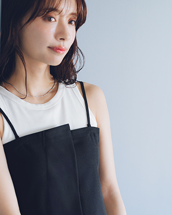 赤埴奈津子さんビスチェブラック着用