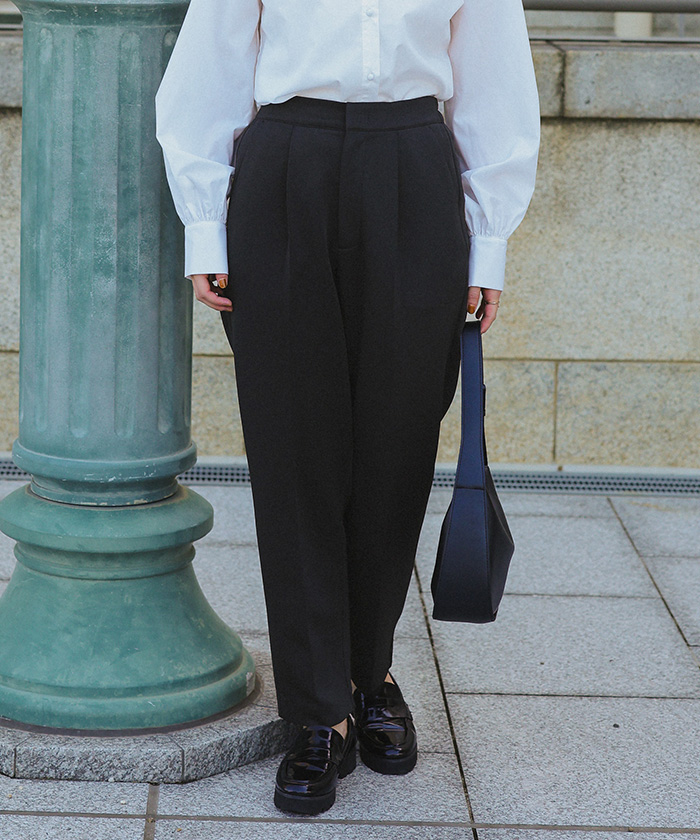 ストレッチ美脚テーパードタックパンツ | titivate